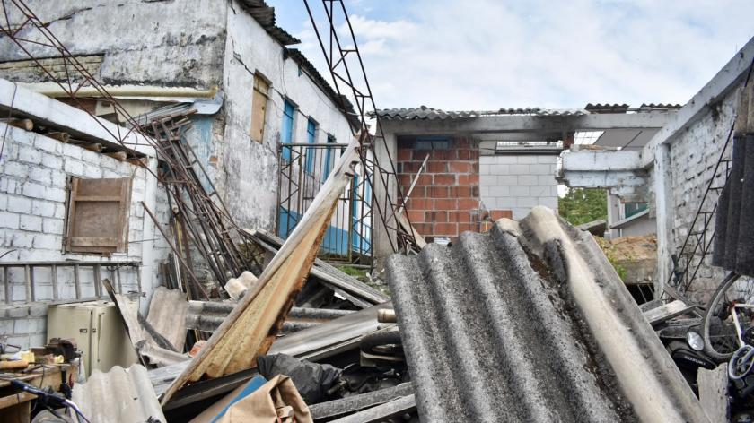 Techos y muros derrumbados de una vivienda